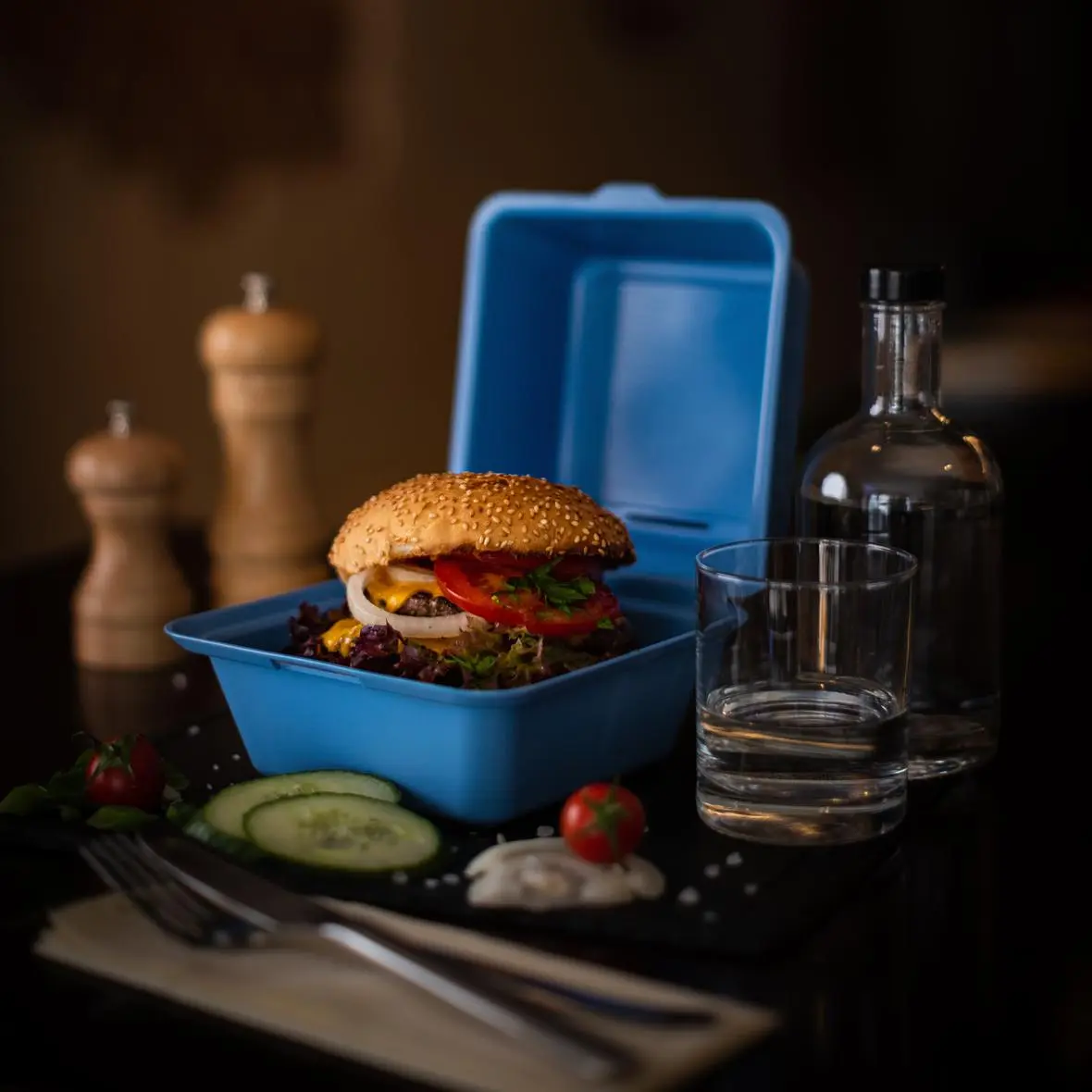 Mehrwegverpackung als Burger Box in blau mit Deckel