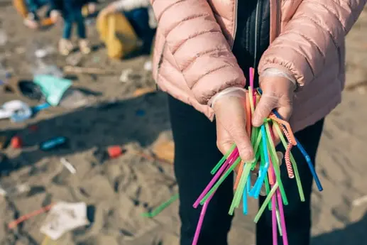 Plastikstrohhalme die am Strand aufgesammelt wurden