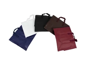 Fünf aufeinander gelegte Kühltaschen in Farben rot, braun, schwarz, weiß und blau auf dem weißen Hintergrund.