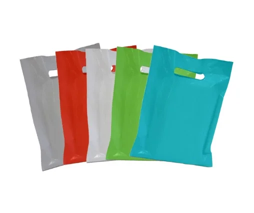 Fünf aufeinander gelegte Kunststofftaschen in verschiedenen Farben auf dem weißen Hintergrund.